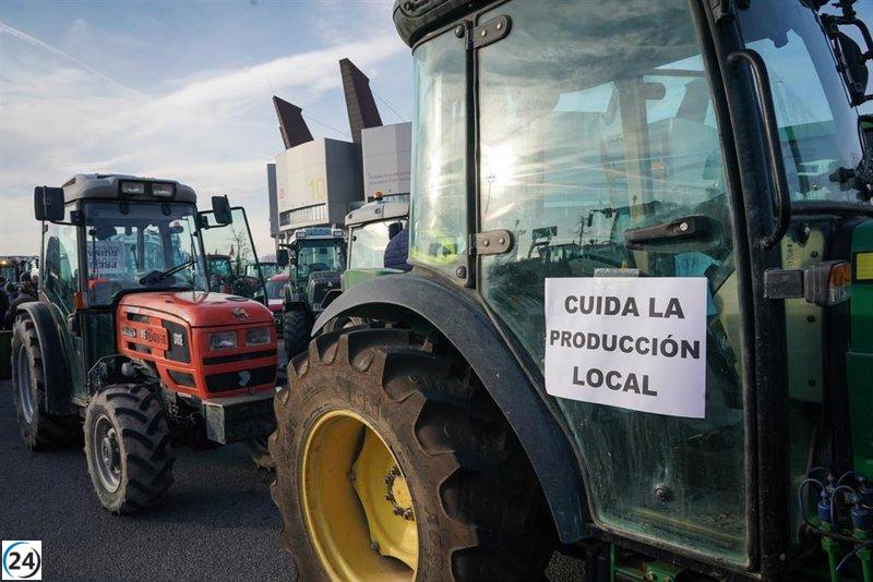 Gran presencia de tractores en Lakua para protestar contra el Gobierno durante tres días.