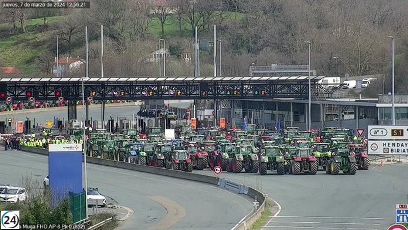 Granjeros de las regiones vascas y navarras bloquean la frontera de Irun con sus vehículos agrícolas
