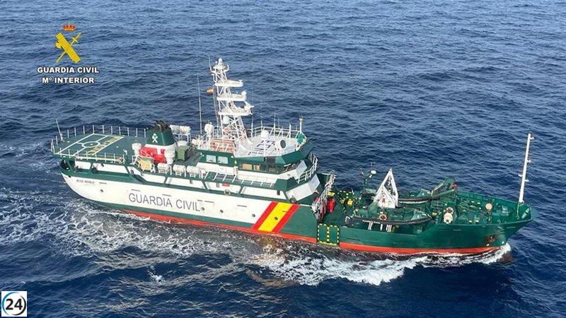 La Guardia Civil abre el buque Río Miño al público en Getxo.