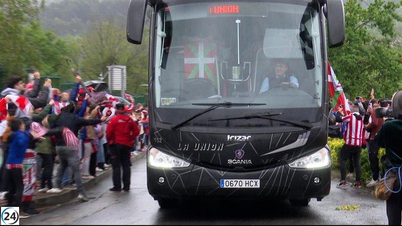Hinchas del Athletic celebran la llegada triunfal del equipo a Bilbao tras ganar la final de la Copa.