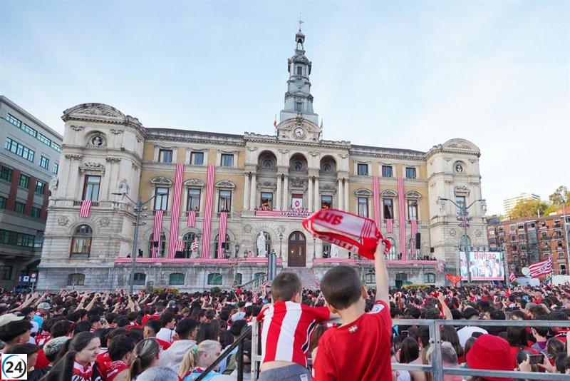 Iker Muniain y Williams emocionados por la victoria con el respaldo de la afición.