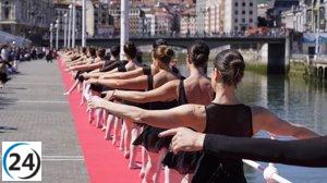 Bilbao se viste de gala para celebrar el Día Internacional de la Danza con una alfombra roja de 250 metros en el Arenal.