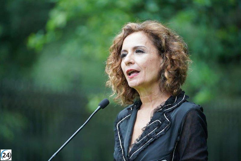 Montero critica a Milei por seguir políticas radicales y muestra preocupación por la acogida de populismos en Madrid.