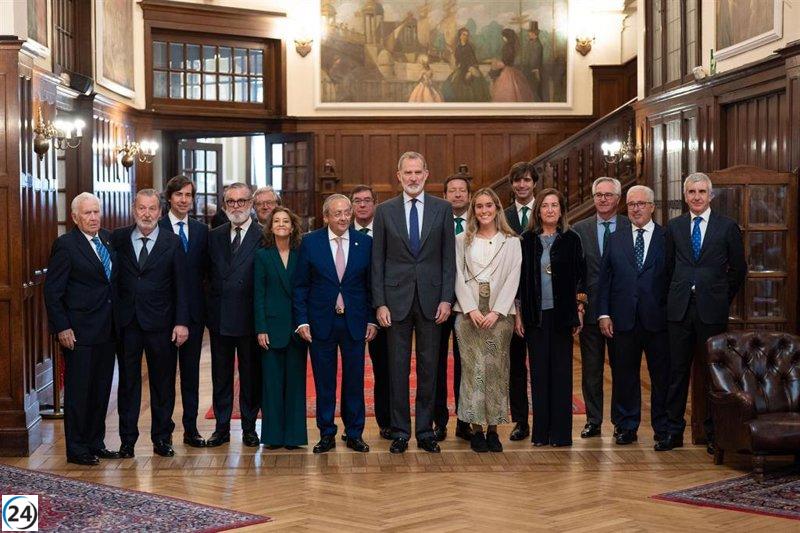 Felipe VI insta a mantener el rumbo atentos al sentir del momento a los socios de la Sociedad Bilbaína.