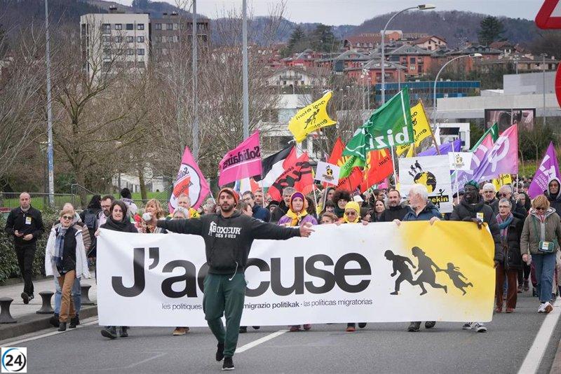 Miles de manifestantes protestan en la frontera entre Irun y Hendaia contra las políticas migratorias de Europa.