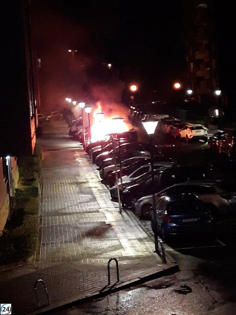 Incendio de coche en Getxo expone a tres vehículos estacionados.