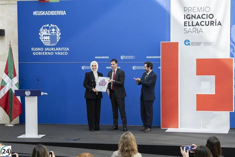 Pradales destaca el papel de UNRWA y la defensa de los derechos palestinos al recibir el Premio Ignacio Ellacuría.