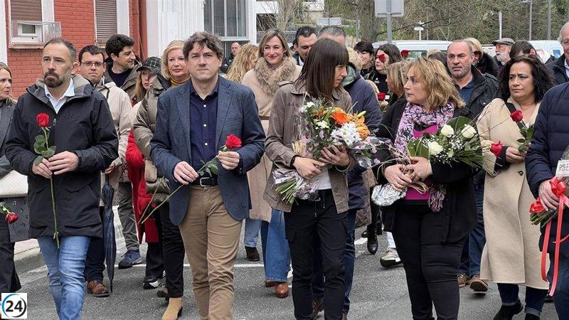 El PSE-EE recuerda a Isaías Carrasco, víctima de ETA, en un homenaje en Arrasate.