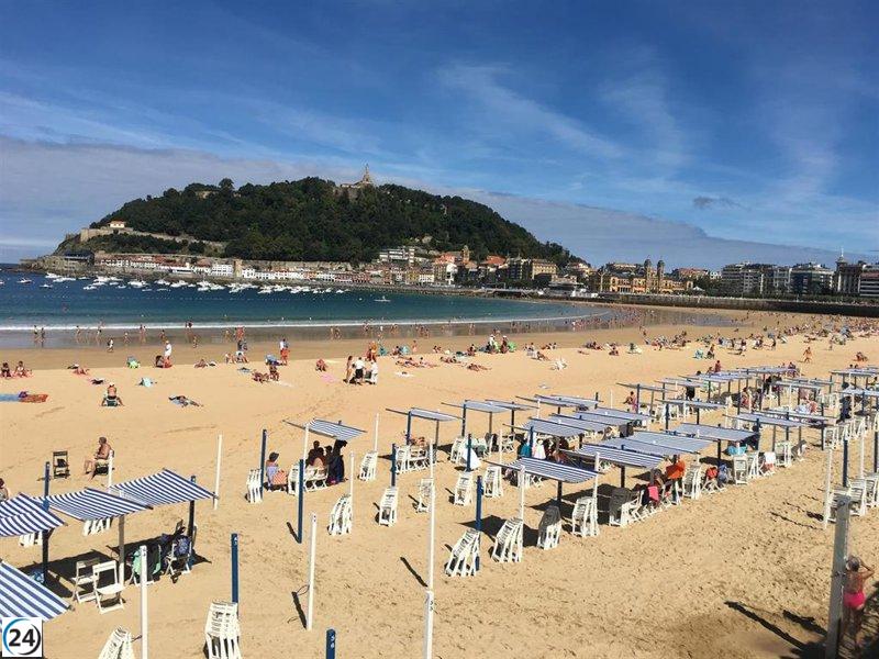 San Sebastián retira un tercio de los toldos de La Concha por mandato de Costas.