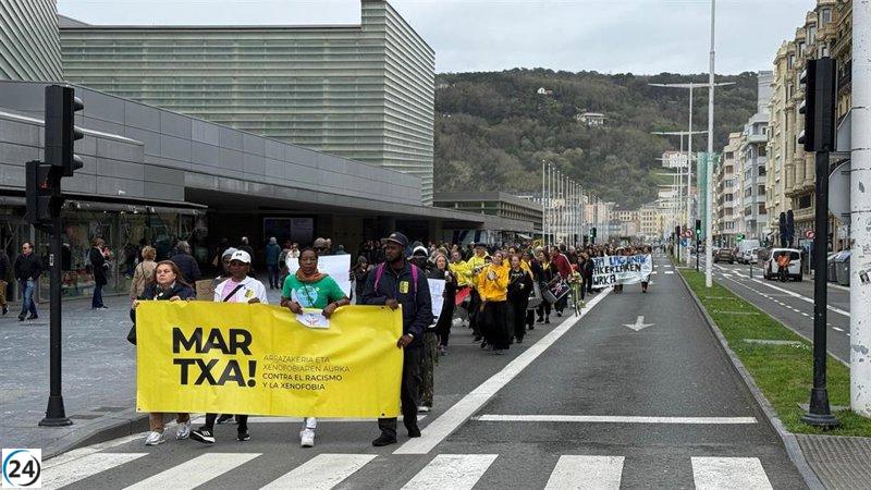 Masivas protestas en el País Vasco contra el racismo y la xenofobia se despliegan desde Trintxerpe hasta San Sebastián.