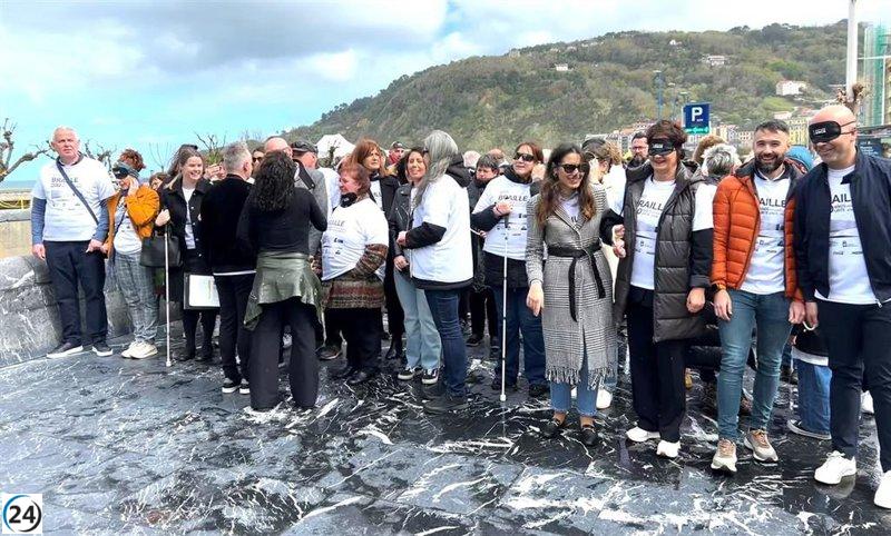 La Carrera de Cascabeles en San Sebastián resalta las vivencias de ciegos y sordociegos.