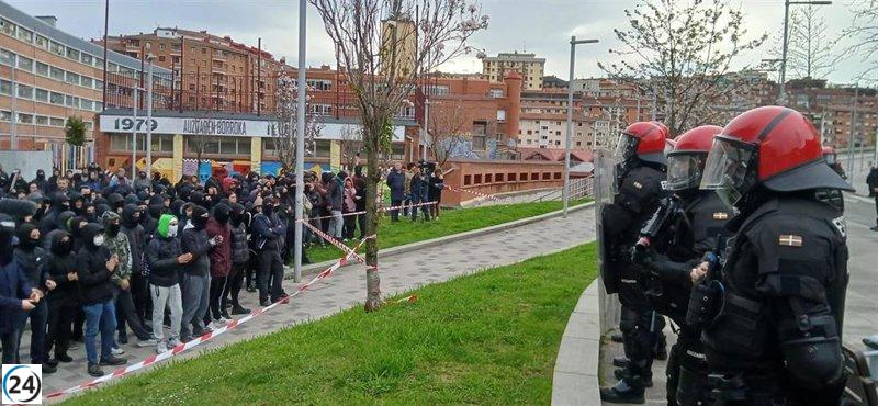 La Ertzaintza expulsa a los últimos cuatro okupas del gaztetxe tras la noche.