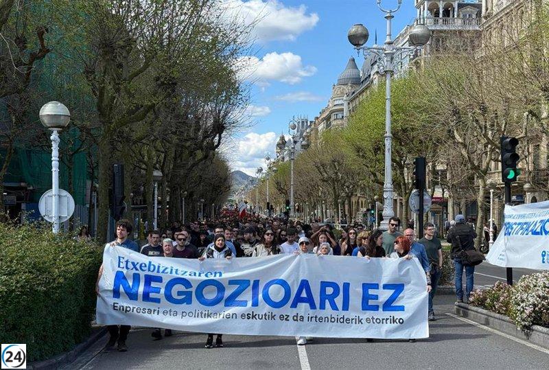Multitudinaria protesta en San Sebastián por el derecho a la vivienda y contra el negocio inmobiliario.