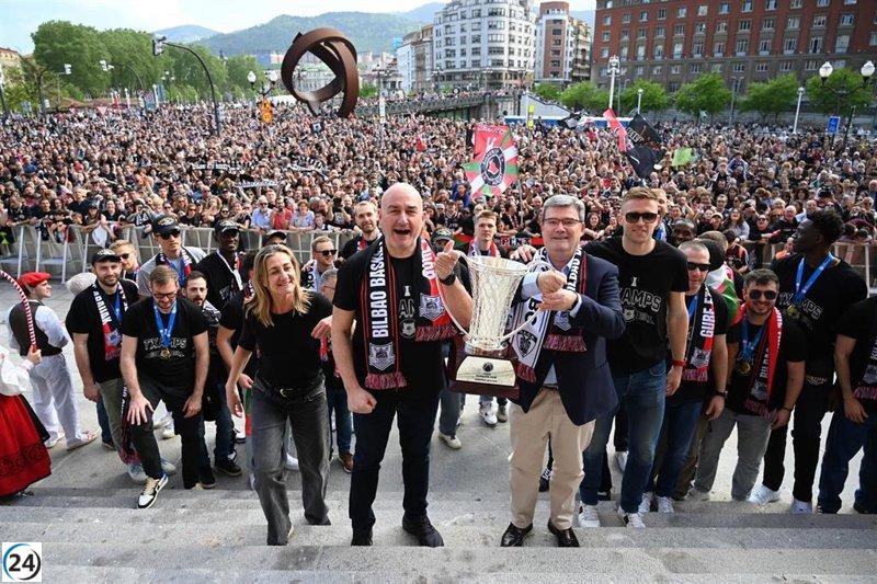 Una ola de euforia recibe al Surne Bilbao Basket tras conquistar su primer título en la FIBA Europe Cup.