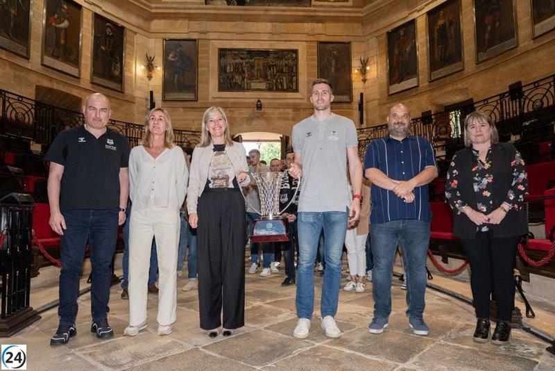 El Surne Bilbao Basket es distinguido con la Copa FIBA Europe en la Casa de Juntas de Gernika.