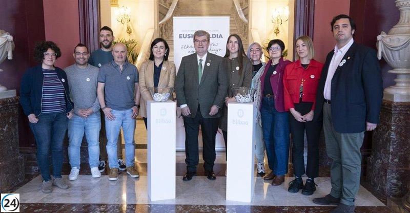 El alcalde de Bilbao promueve Euskaraldia al lucir el distintivo 'Ahobizi'
