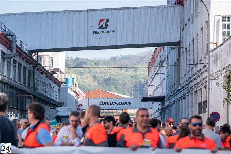 Empleados de Bridgestone Basauri inician la votación para aprobar el ERE propuesto.