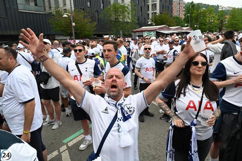 Aficionados del Tottenham y Manchester United se congregan en Bilbao para disfrutar de las fan zones hasta el amanecer.
