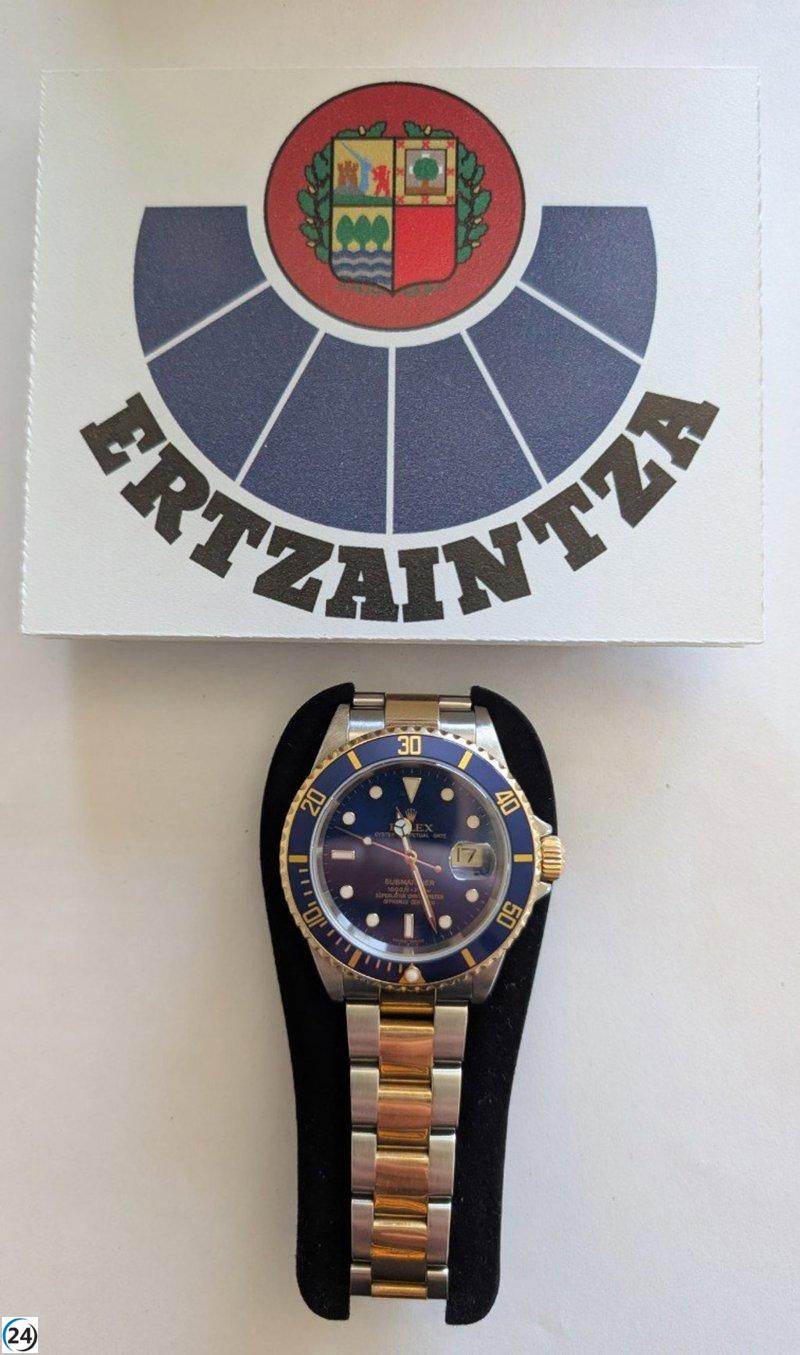 Ertzaintza regresa a su propietario un reloj de lujo robado hace dos años, hallado en Helsinki.