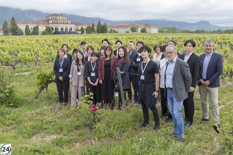 Delegación japonesa explora los vinos de Rioja Alavesa durante su visita a Euskadi.