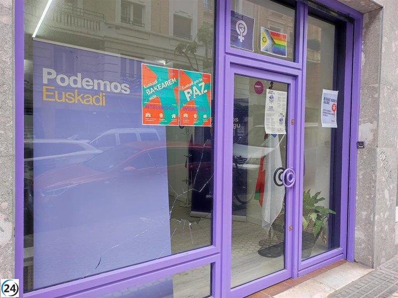 Podemos Euskadi condena el vandalismo en su oficina de San Sebastián, donde han roto los cristales con adoquines.