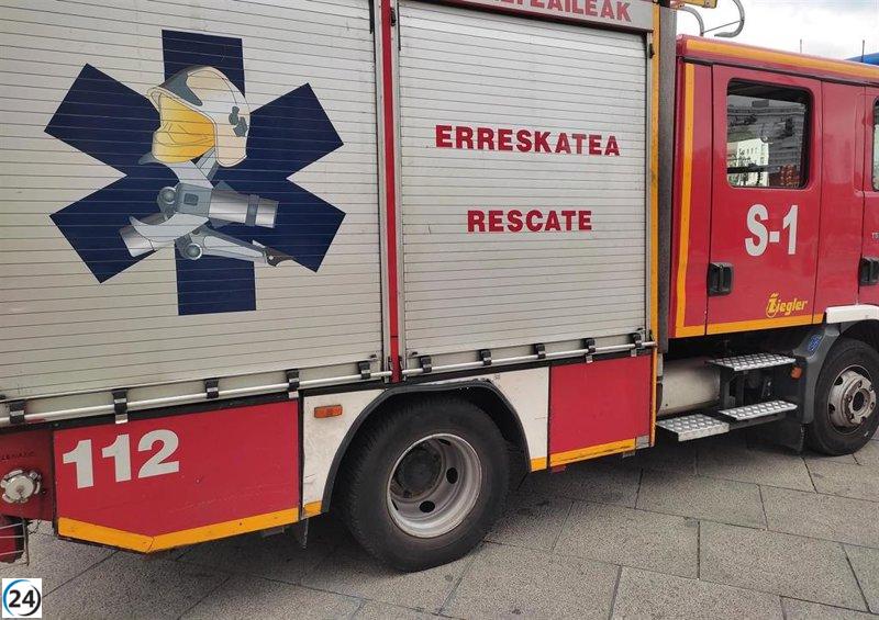 Un coche se sale de la carretera en Barrika y acaba en las vías tras colisionar con un árbol, dejando a un herido.