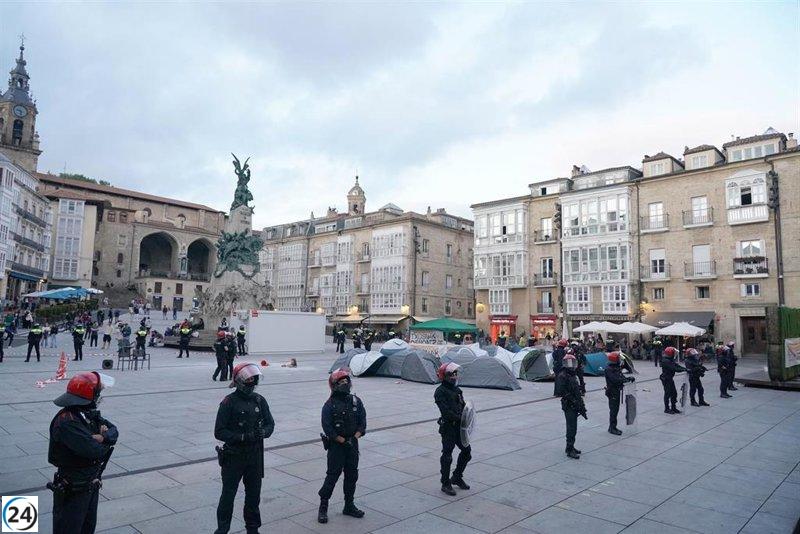 Siete policías lesionados y cuatro jóvenes arrestados en Vitoria durante protestas por la acampada de GKS.