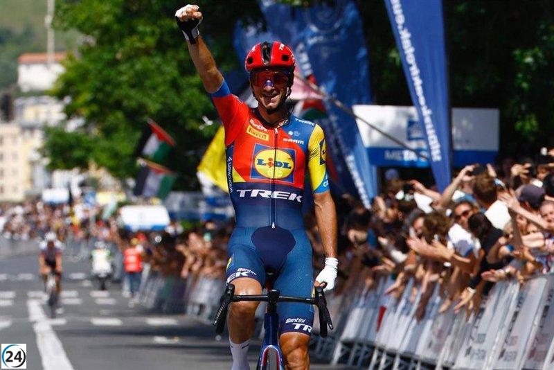 Ciccone triunfa ante el UAE Team Emirates en la Clásica de San Sebastián 2023.