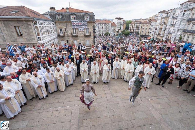 Homenaje de Blusas y Neskas a la Virgen de la Blanca en la jornada principal de las fiestas de Vitoria.