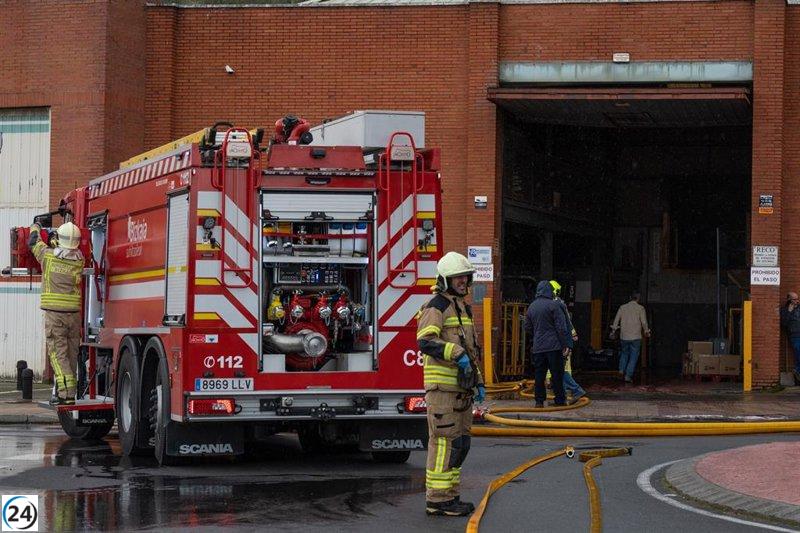 Incendio en piso de Bilbao tras la explosión de batería de silla eléctrica; cinco personas heridas.