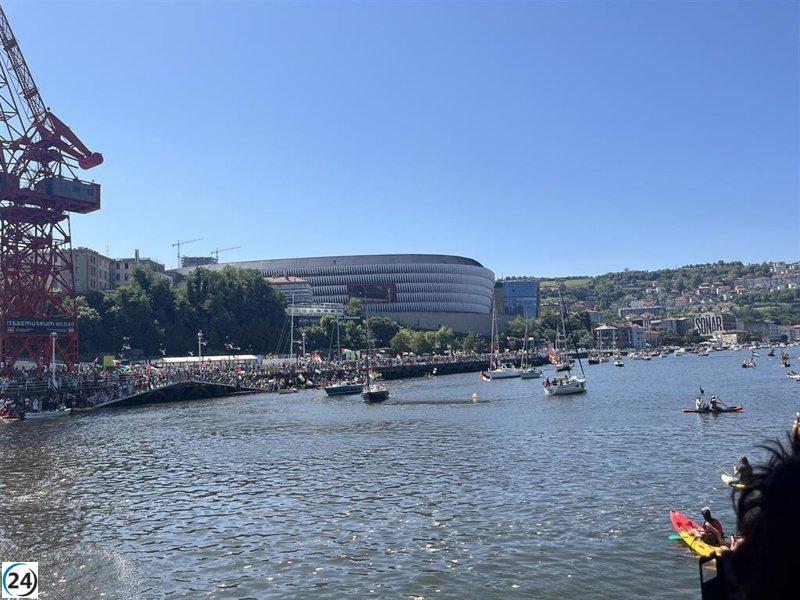 Cien barcos navegan en la ría entre Santurtzi y Bilbao en apoyo a Palestina.