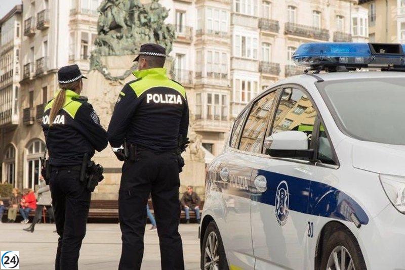 Colisión en Vitoria deja a dos policías locales heridos tras choque de autobús y vehículos.