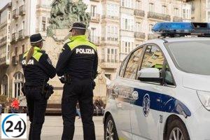 Colisión en Vitoria deja a dos policías locales heridos tras choque de autobús y vehículos.
