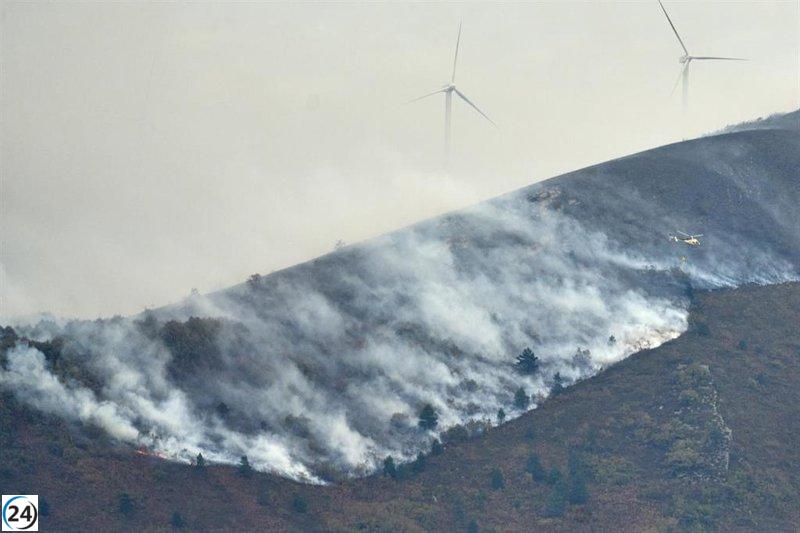 Incendio en la Sierra de Elgea: Bomberos intensifican esfuerzos para su control tras inicio el sábado.