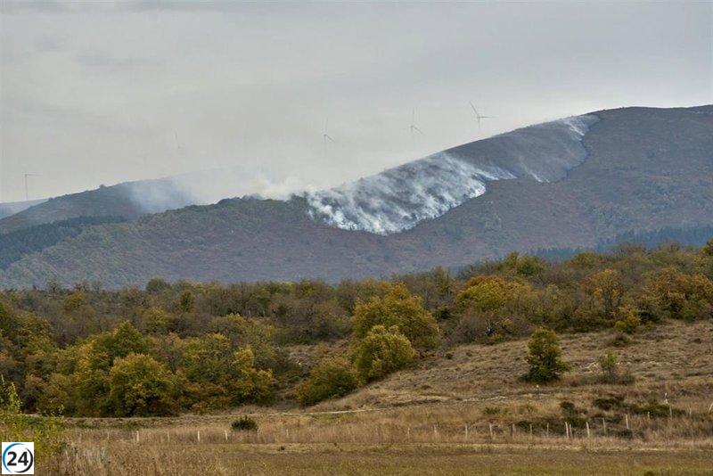 Controlado el fuego en la Sierra de Elgea, Álava, que comenzó el sábado.