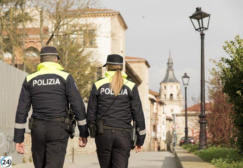 Detienen a dos hombres por intimidar a transeúntes con un cuchillo en Vitoria-Gasteiz.