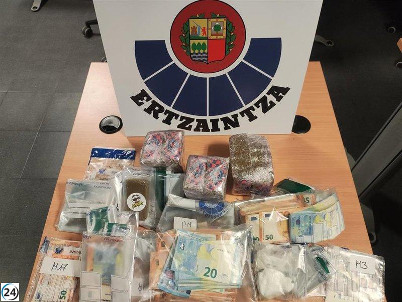 Detenidos en Gernika con más de 3 kilos de hachís y 31.700 euros en efectivo.