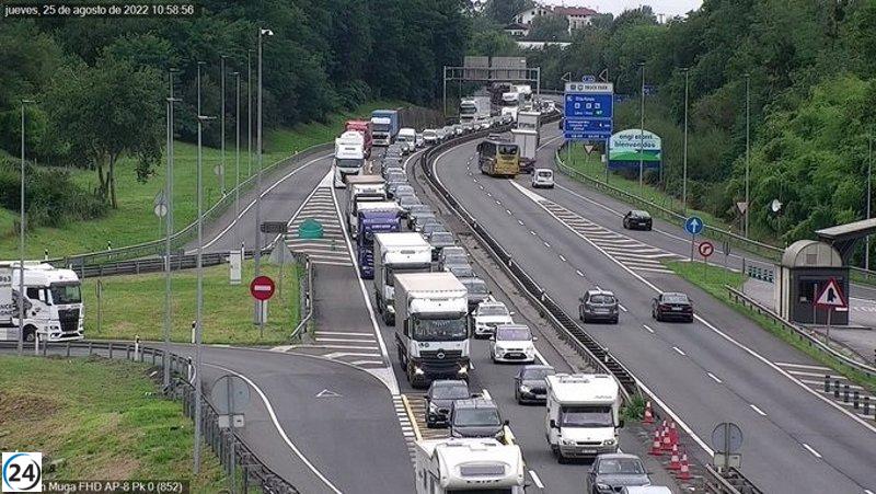 Tráfico colapsado en la AP-8 en Irun por la gran cantidad de camiones.