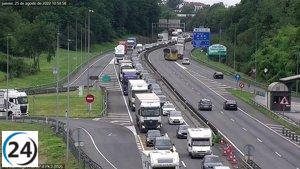 Tráfico colapsado en la AP-8 en Irun por la gran cantidad de camiones.