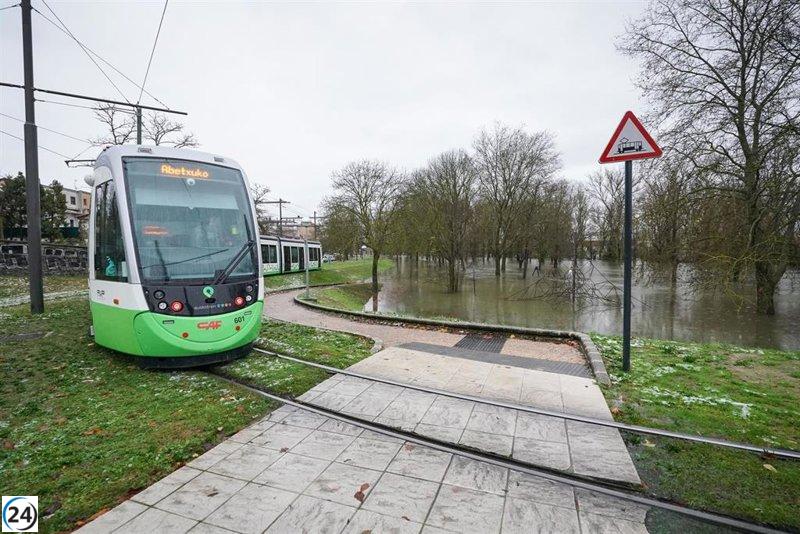 El tranvía de Vitoria-Gasteiz triunfa en el barrio de Salburua.