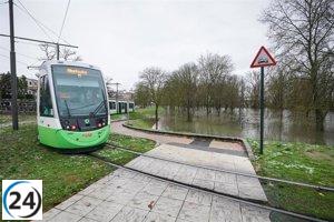 El tranvía de Vitoria-Gasteiz triunfa en el barrio de Salburua.