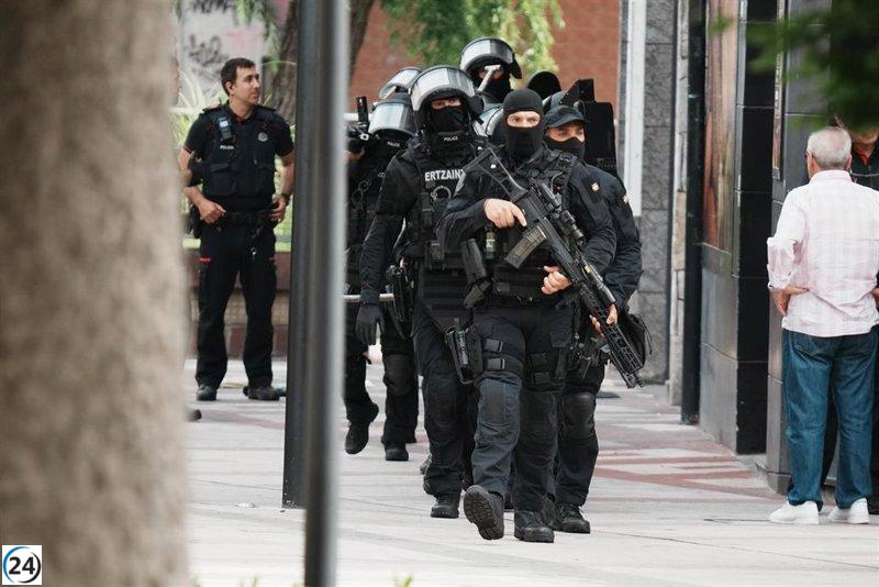 Detenido hombre por desórdenes públicos y amenazas tras atrincherarse en su casa de Leioa.