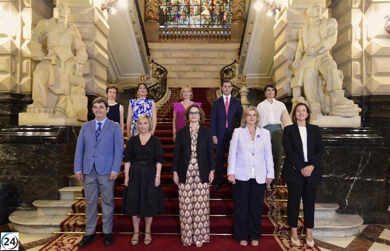 Los recién elegidos diputados de Bizkaia realizan su primer consejo de gobierno después de asumir sus cargos.