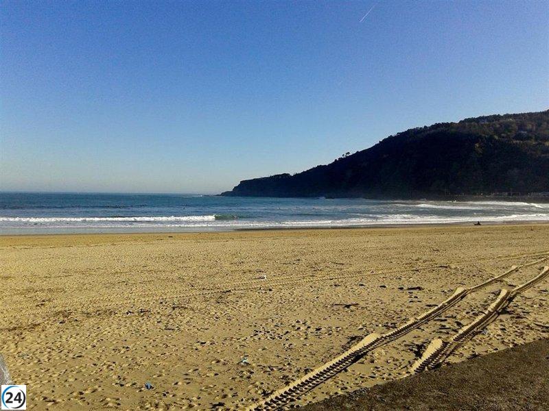 Incidentes con carabela portuguesa obligan a cerrar playa de la Zurriola