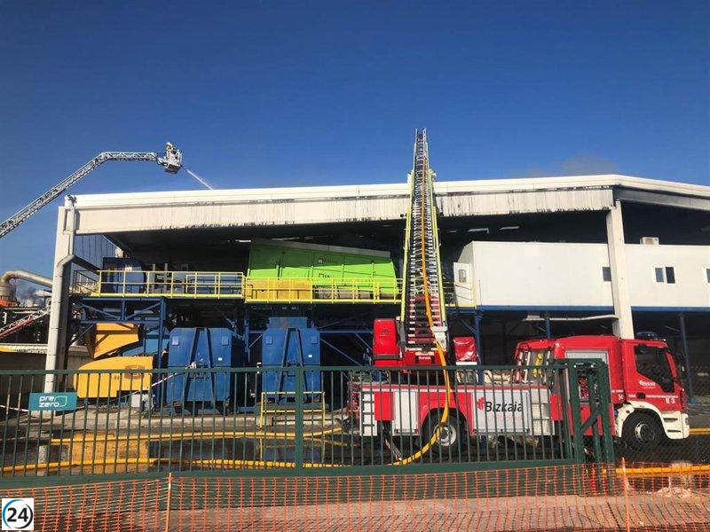 Bomberos sin descanso en el Puerto para extinguir los últimos restos del incendio en empresa de residuos