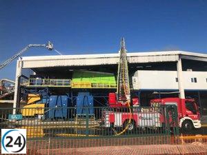 Bomberos sin descanso en el Puerto para extinguir los últimos restos del incendio en empresa de residuos