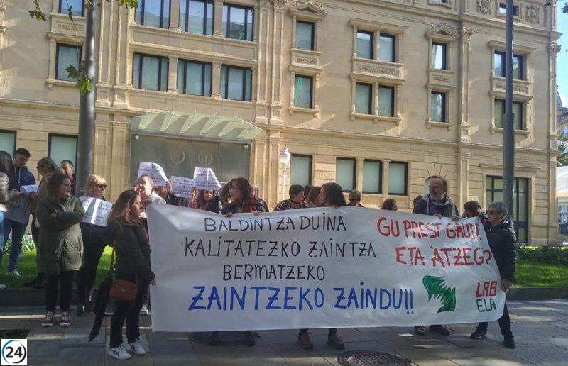 Manifestantes de Atzegi exigen mejoras salariales en San Sebastián