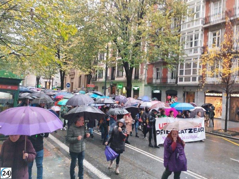Manifestantes conservadores llenan la Gran Vía de Bilbao en contra de la huelga feminista y protestan frente a la Diputación