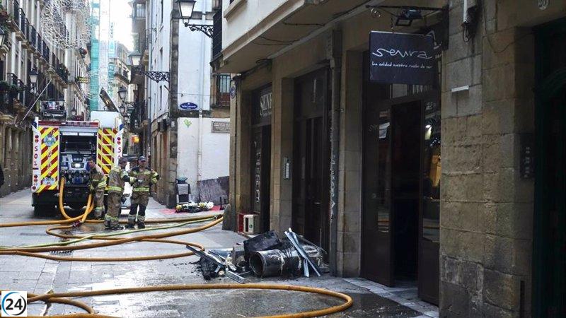Expertos municipales inspeccionan extensivamente los perjuicios sufridos por el edificio tras el incendio en la calle 31 de Agosto de San Sebastián