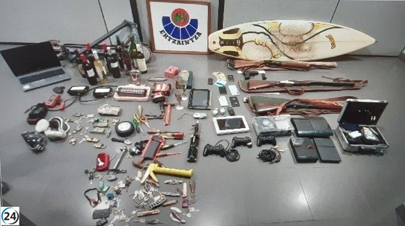 Arrestado ladrón de Zarautz (Gipuzkoa) por robo de armas de fuego, ordenadores y teléfonos móviles en trasteros.